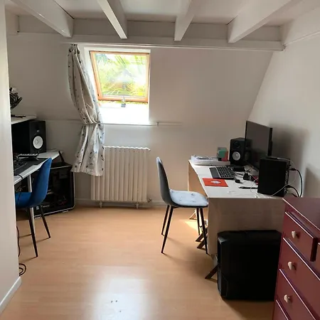 Longere Bord De Avec Grand Jardin Fleuri