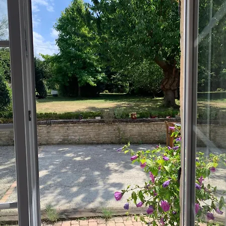 Longere Bord De Avec Grand Jardin Fleuri