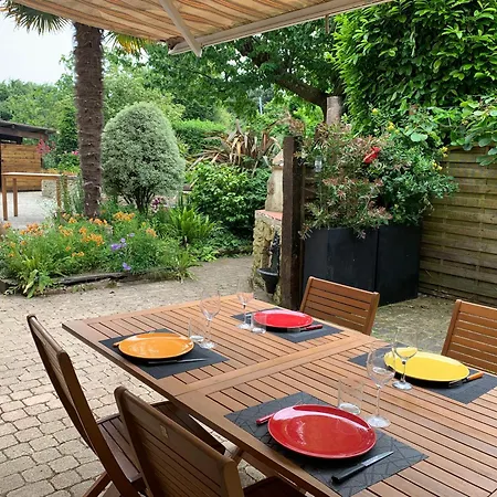 Longere Bord De Avec Grand Jardin Fleuri Dom wakacyjny *