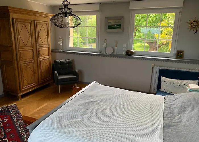 Longère Bord De Avec Grand Jardin Fleuri *