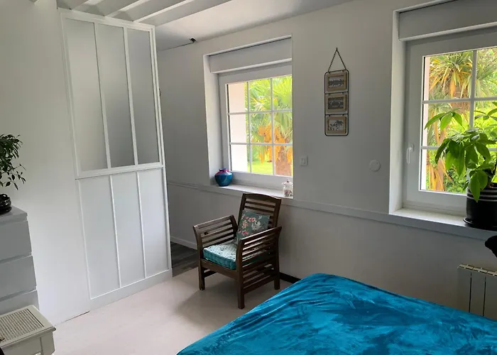 Longère Bord De Avec Grand Jardin Fleuri Géfosse-Fontenay