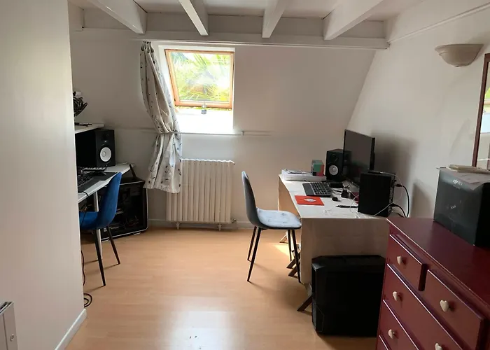 Longère Bord De Avec Grand Jardin Fleuri