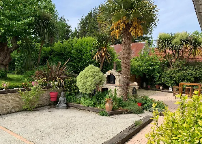 Longère Bord De Avec Grand Jardin Fleuri Hébergement de vacances