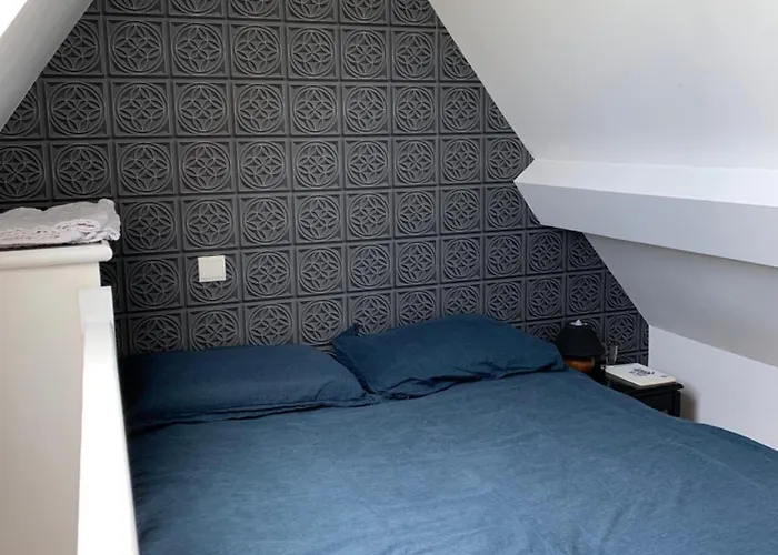 Longère Bord De Avec Grand Jardin Fleuri