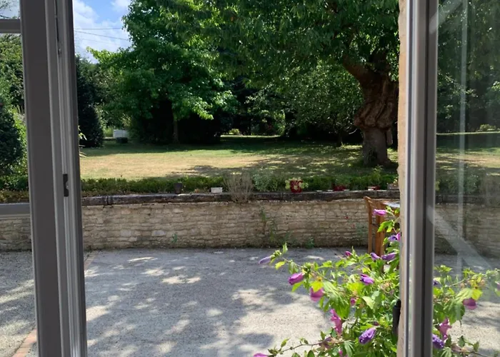 Longère Bord De Avec Grand Jardin Fleuri