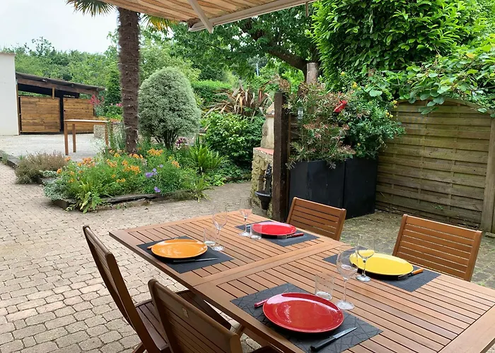 Longère Bord De Avec Grand Jardin Fleuri Hébergement de vacances *