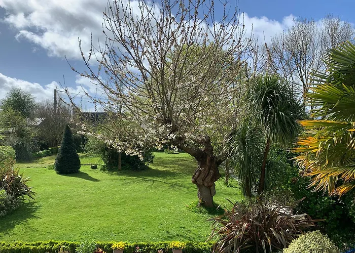 Longère Bord De Avec Grand Jardin Fleuri * Géfosse-Fontenay