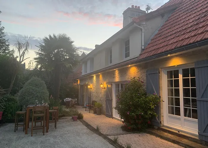 Longère Bord De Avec Grand Jardin Fleuri
