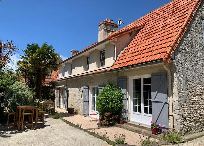 Longère Bord De Avec Grand Jardin Fleuri * Géfosse-Fontenay