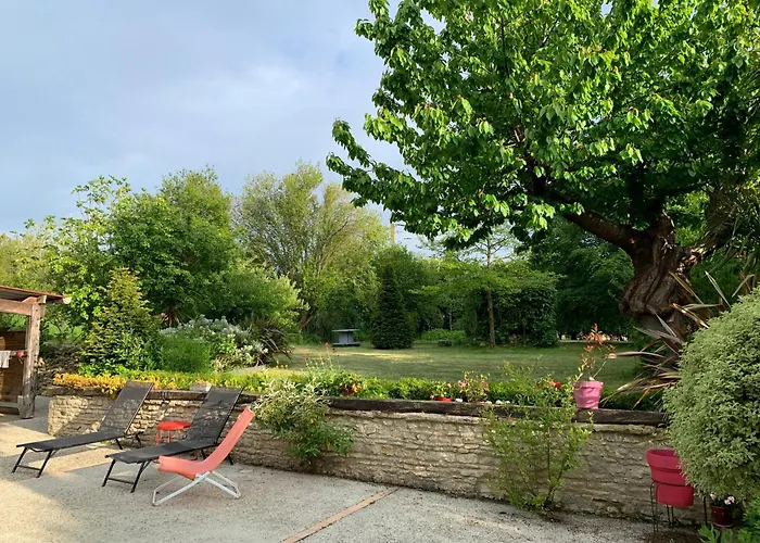 Longère Bord De Avec Grand Jardin Fleuri *